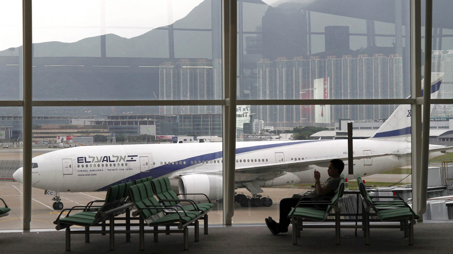 Hong Kong amanece con más de 300 vuelos cancelados