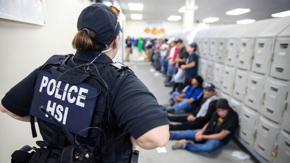 ICE entrevista a migrantes detenidos en Mississippi para determinar quiénes pueden ser liberados