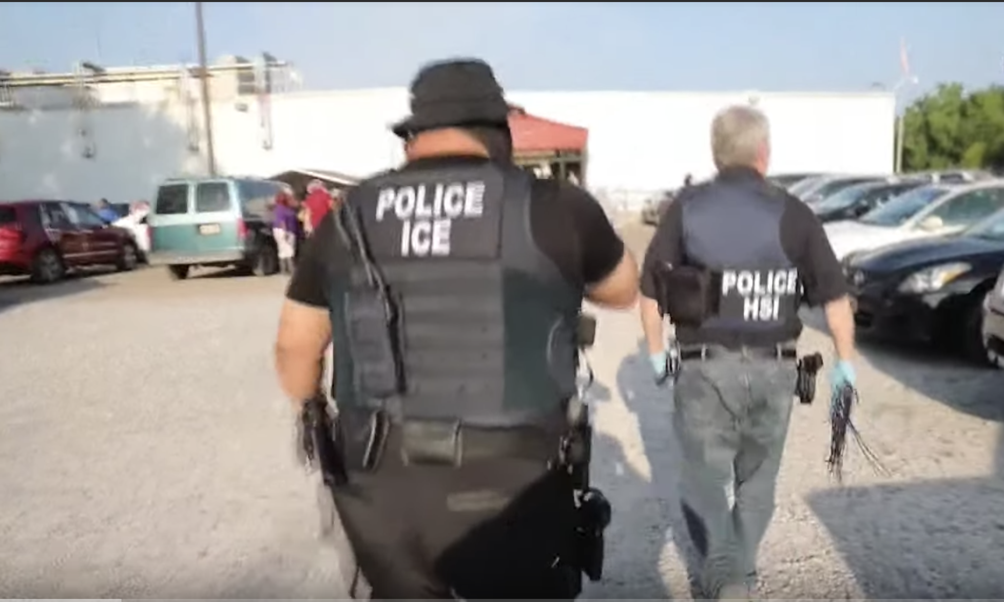 ICE detiene en Mississippi a 680 migrantes en la mayor redada en una década ICE detiene en Mississippi a 680 migrantes en la mayor redada en una década