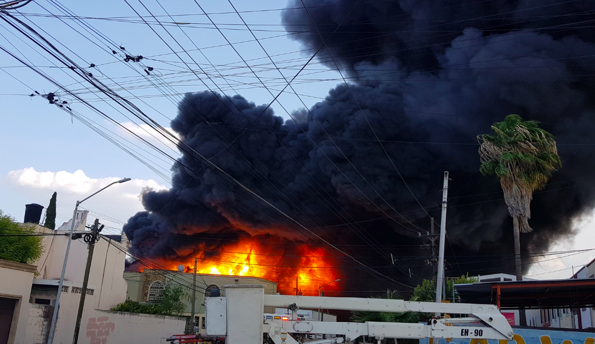 #Video Fuerte incendio consume bodega en Nuevo León