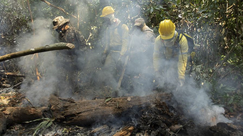 Bolsonaro prorroga actuación de militares contra incendios en Amazonia Bolsonaro prorroga actuación de militares contra incendios en Amazonia
