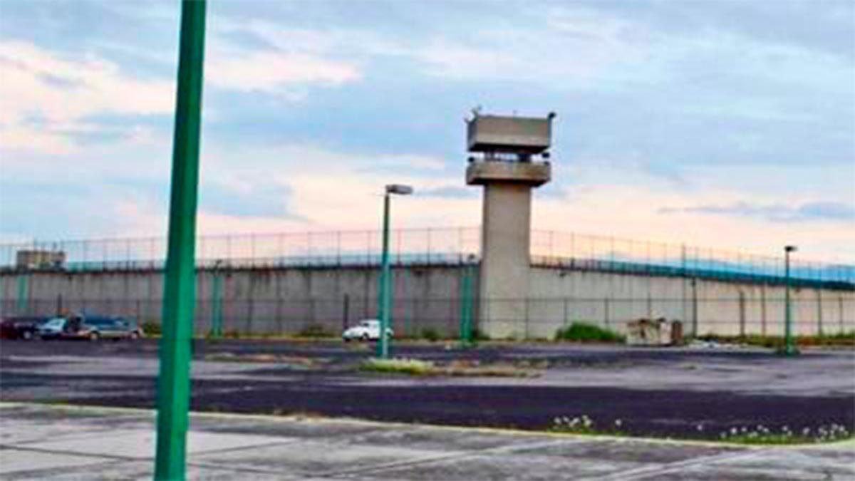Internos toman como rehén a custodio en el penal de Otumba