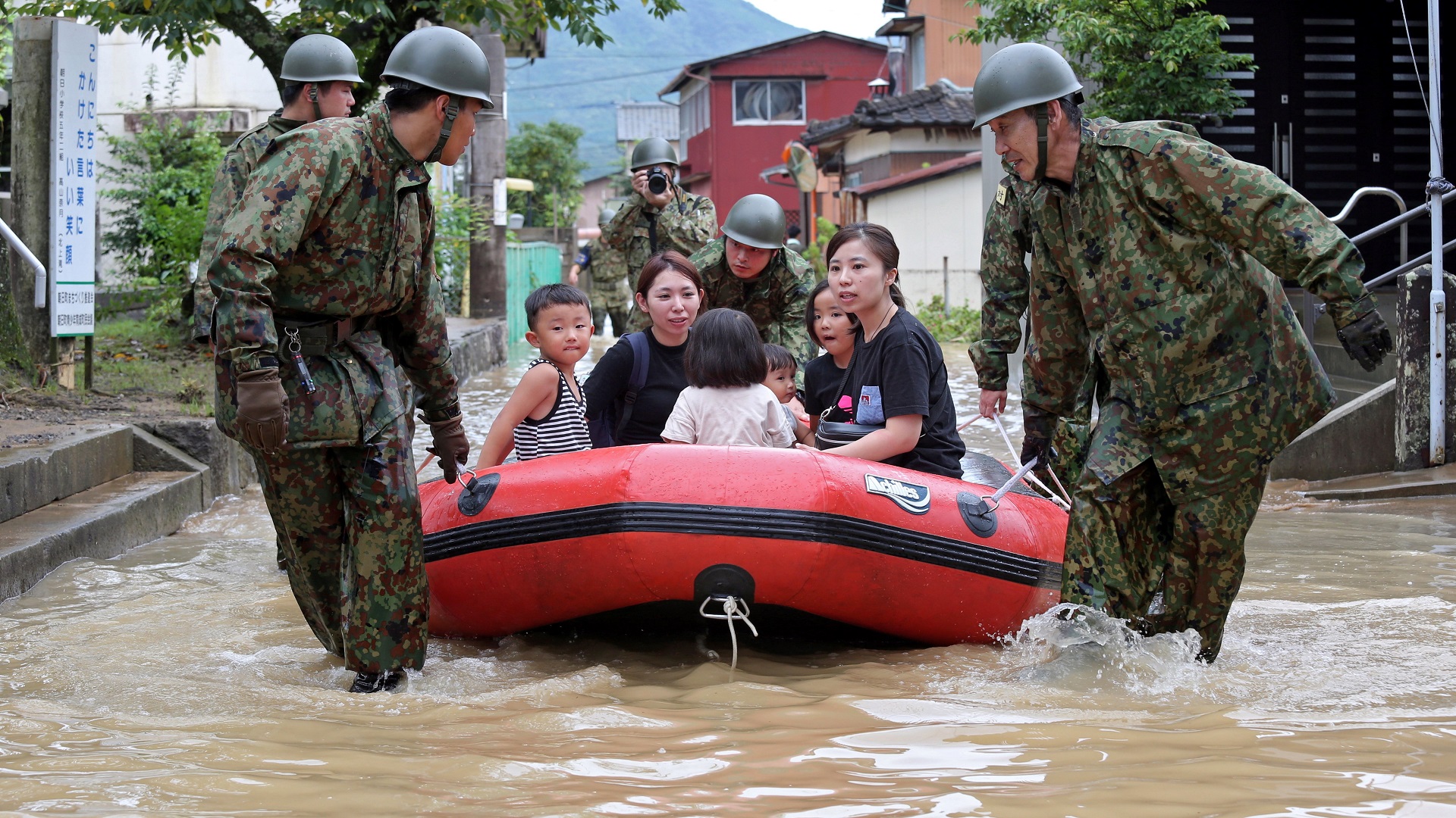 Emiten alerta máxima por fuertes lluvias en Japón - inundaciones-en-japon