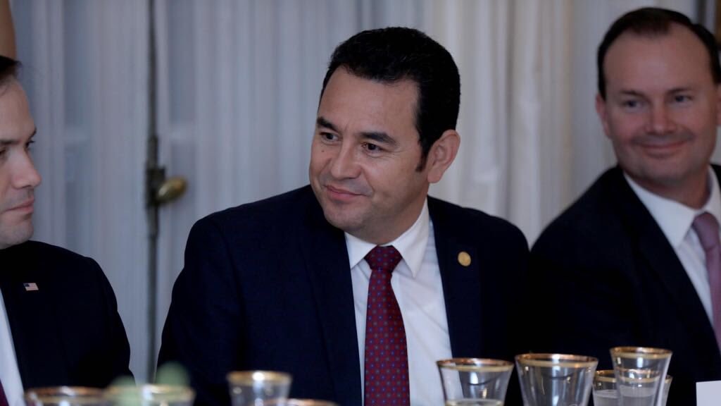 Jimmy Morales pide a presidente electo modernizar al Ejército de Guatemala