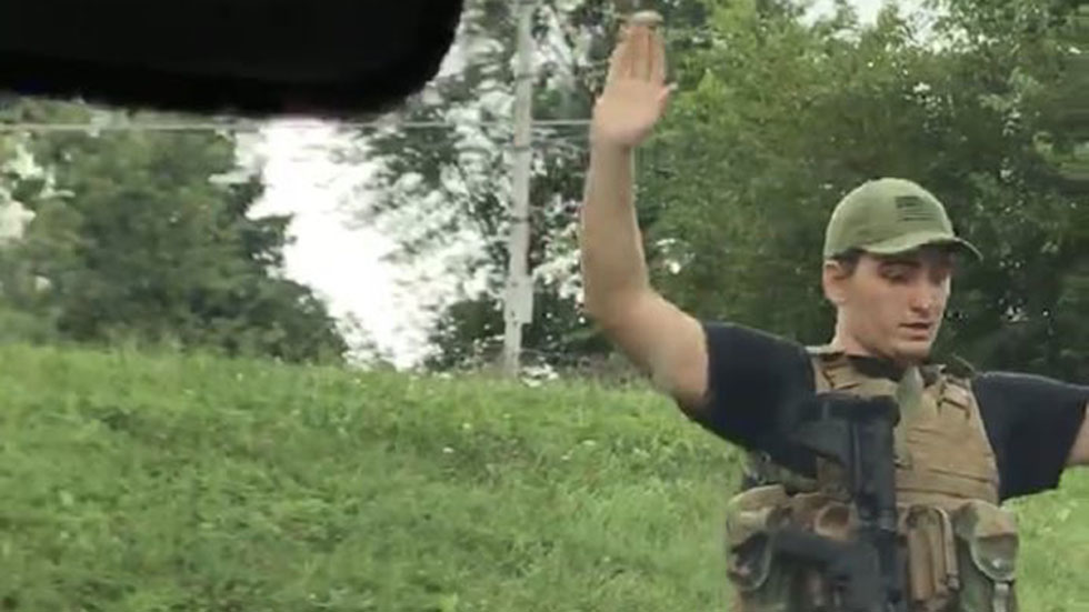 Joven ingresa armado y con chaleco antibalas a Walmart de EE.UU. - joven-armado-en-walmart-de-missouri