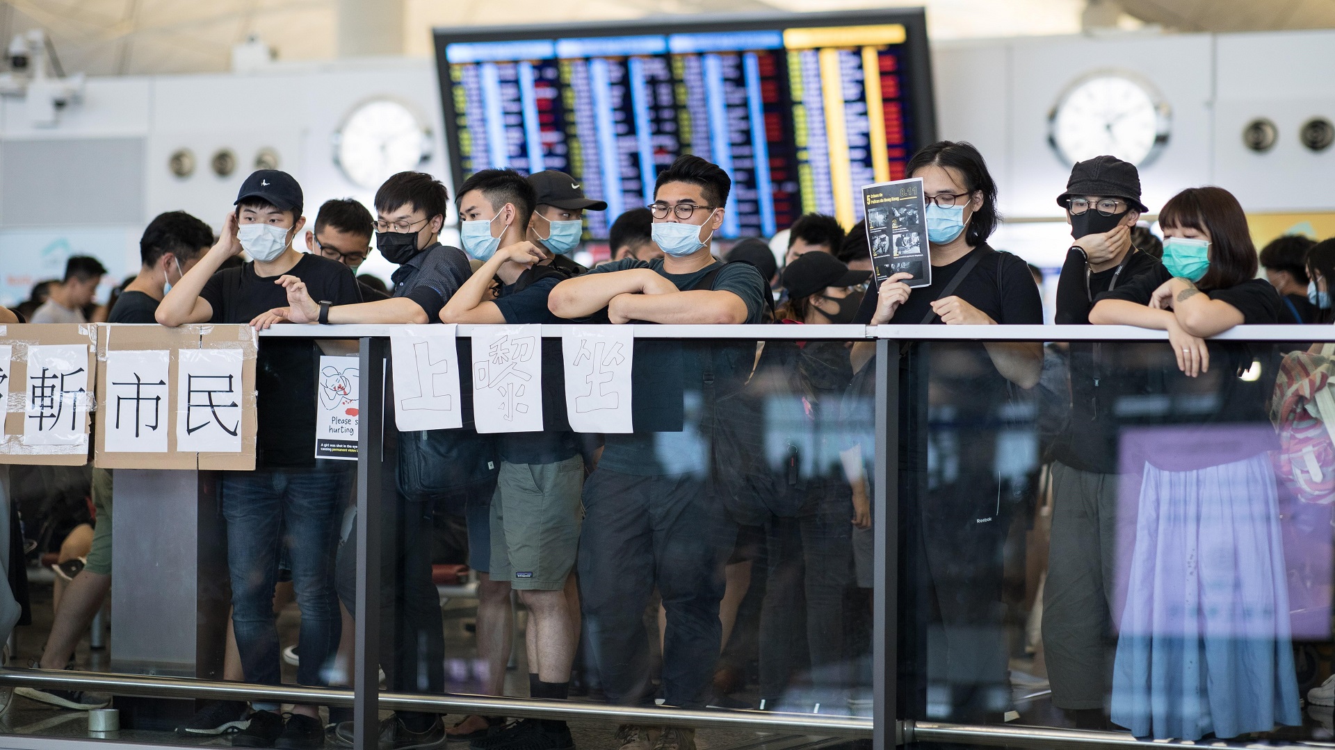 Aeropuerto de Hong Kong cancela vuelos por protestas - jovenes-en-protesta