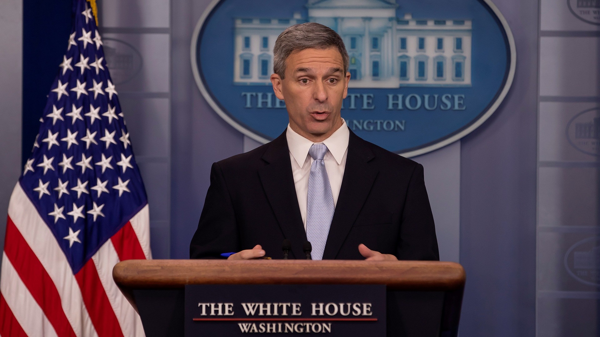 EE.UU. defiende reducción de entrega de ‘green cards’ a migrantes