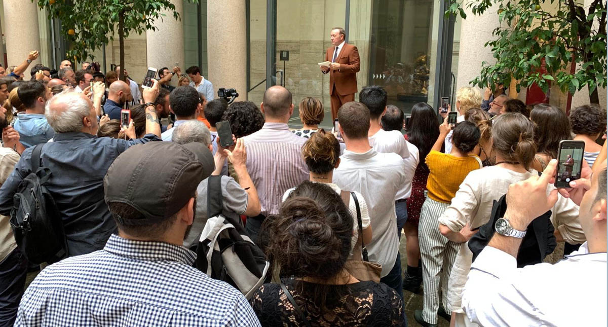 #Video Kevin Spacey declama poema sobre boxeador en Roma - kevin-spacey-tras-declamar-poema-en-museo-nacional-de-roma