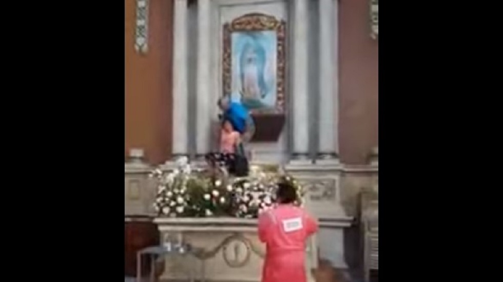 #Video Mujer ataca cuadro de la virgen por segunda vez en Tampico