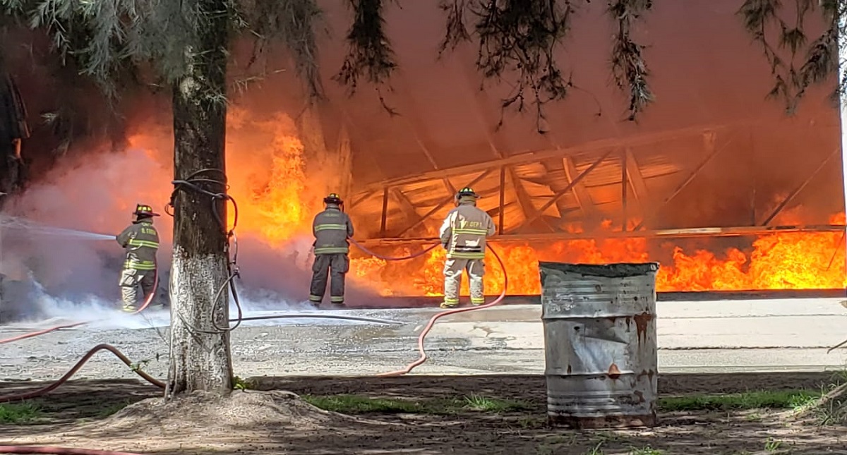 Controlan incendio en fábrica de plásticos de Morelia