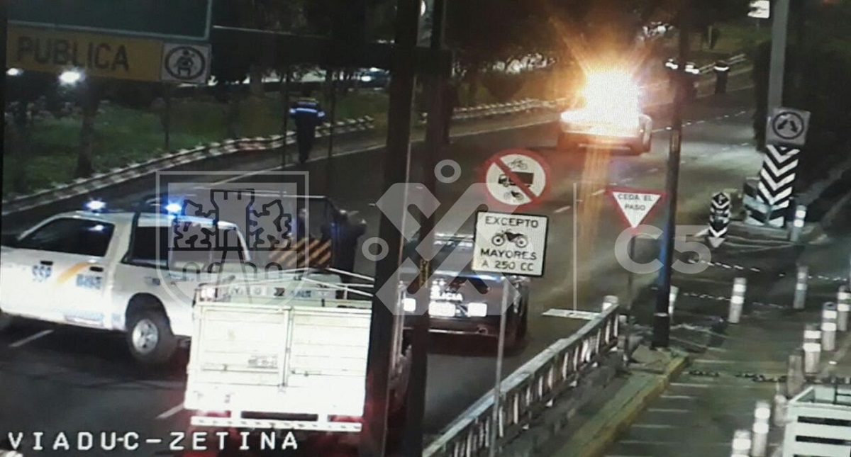 Agilizan circulación en Viaducto con retiro de tráiler