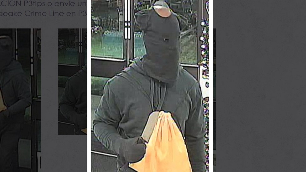 Hombre usa playera de bebé en la cara para asaltar 7-Eleven