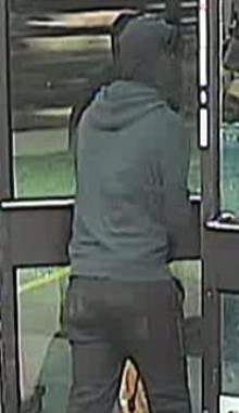 Hombre usa playera de bebé en la cara para asaltar 7-Eleven - ladron-entrando-al-7-eleven