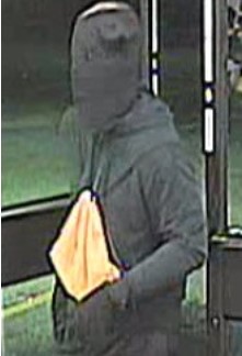 Hombre usa playera de bebé en la cara para asaltar 7-Eleven - ladron-saliendo-de-la-tienda