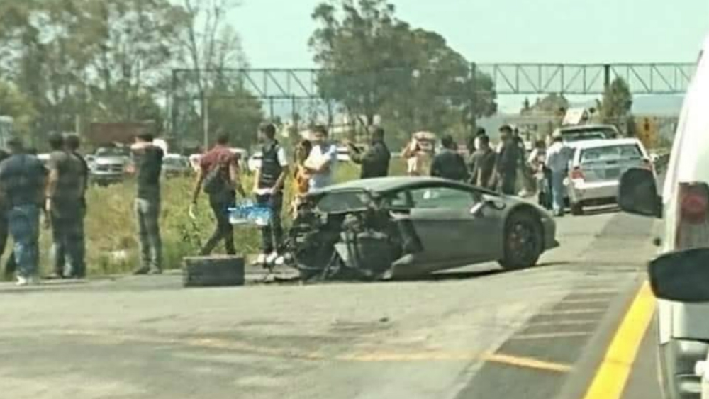 Lamborghini queda partido en dos tras choque en el Estado de México