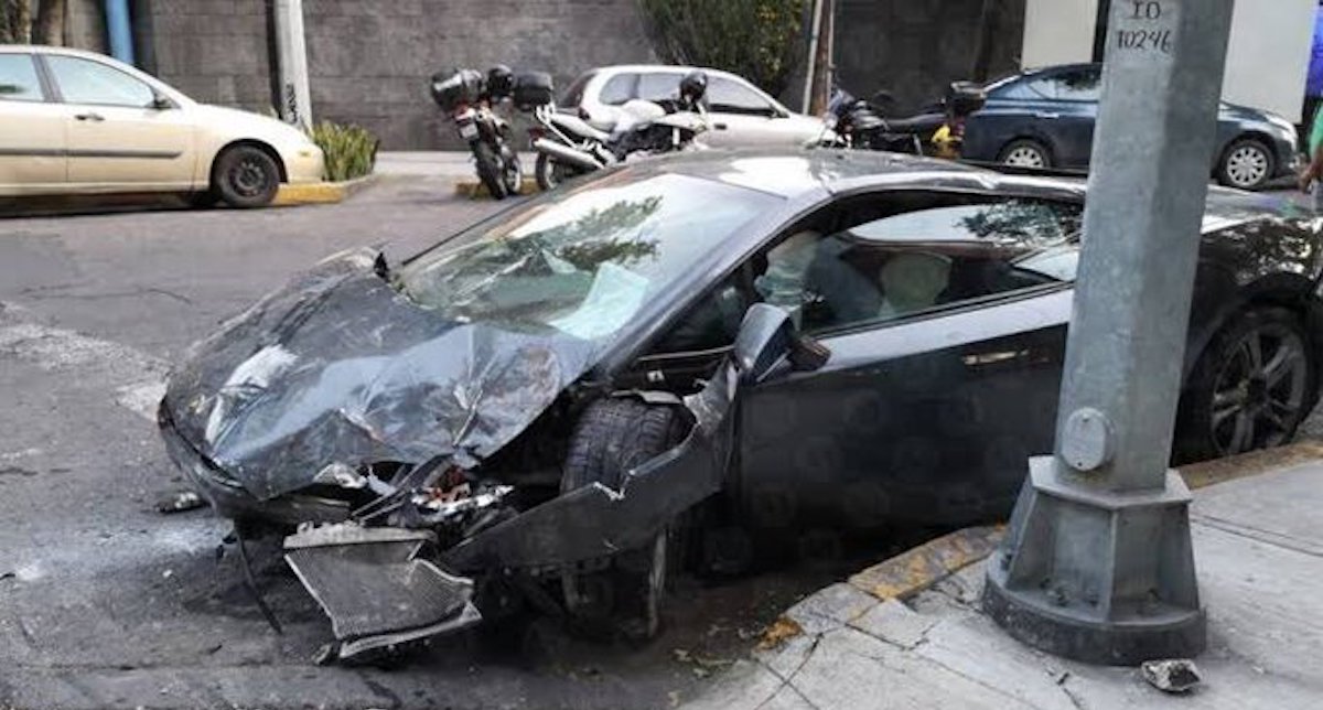 Llevan el Lamborghini chocado en la Roma a Ministerio Público