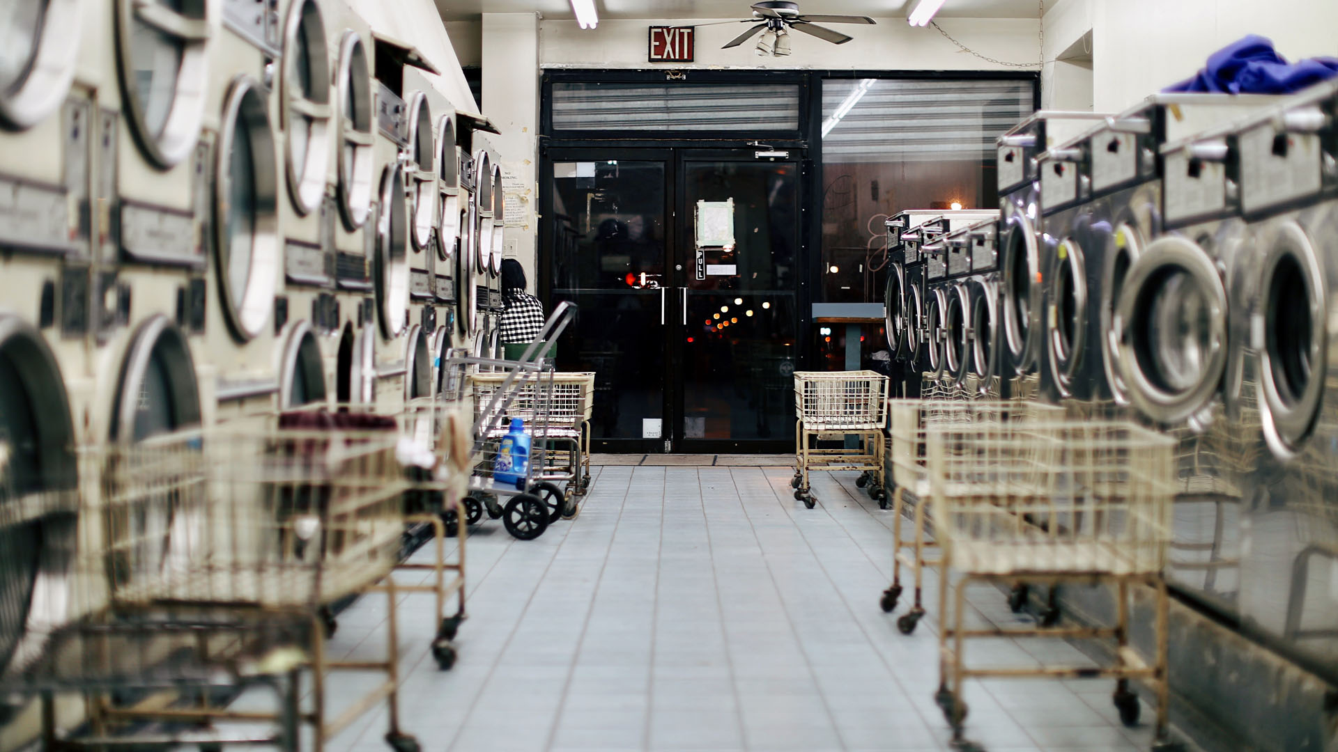 Ingresos por bienes y servicios caen 3.1 por ciento