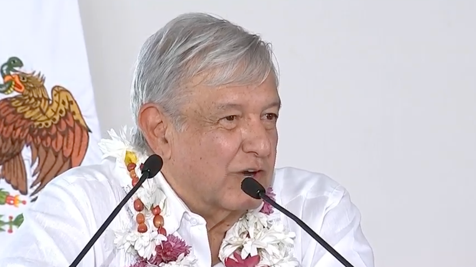 Mexicanos que se fueron a buscar la vida al extranjero son héroes: AMLO