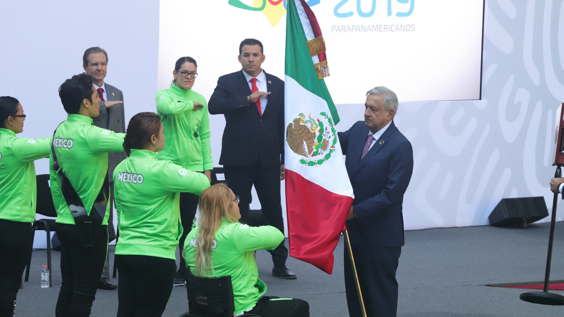 Abandera AMLO a atletas parapanamericanos y anuncia apoyos