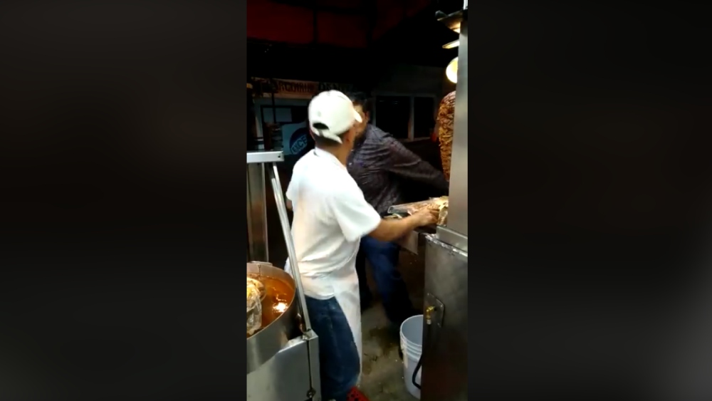 #Video Hombre agrede a taquero en Tlalpan