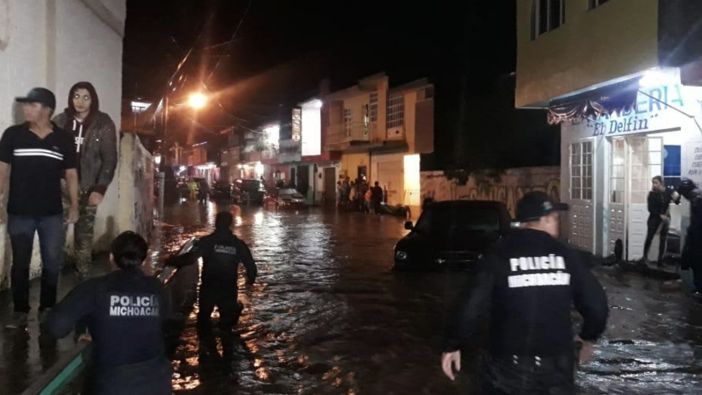 Tormenta provoca desbordamiento de ríos en Los Reyes, Michoacán