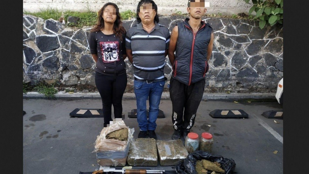 Detienen con drogas y arma a presuntos integrantes de ‘Los Rodolfos’