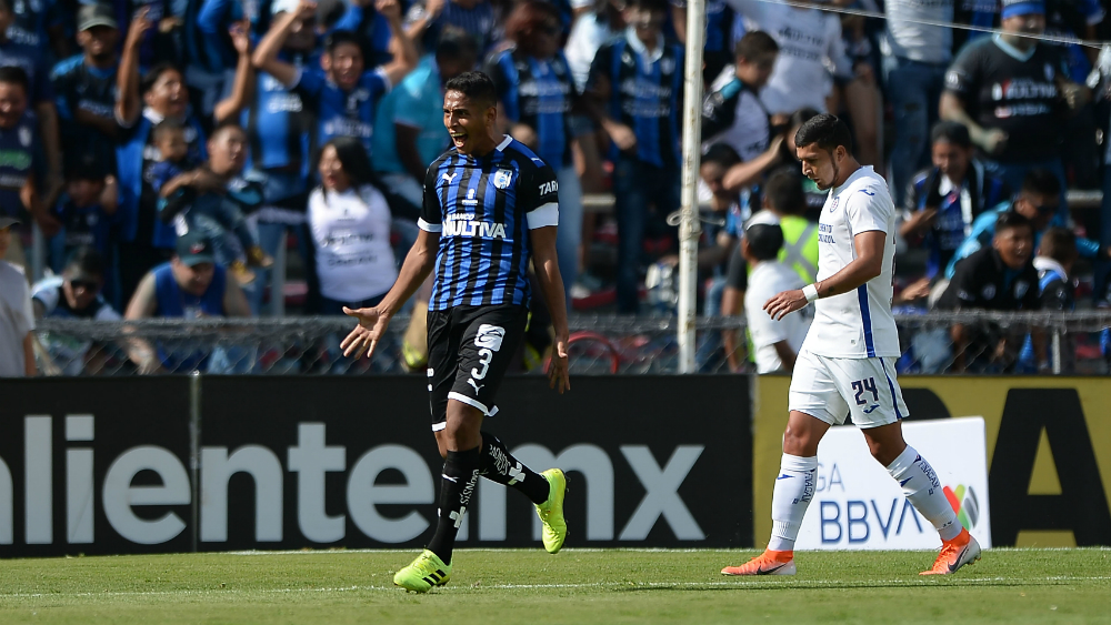 Querétaro exhibe y golea 3-0 a Cruz Azul