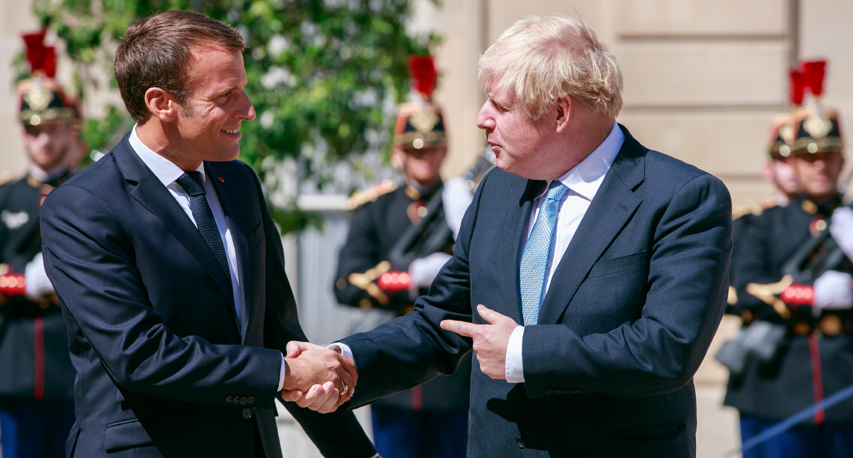 Macron advierte a Johnson que no hay tiempo para renegociar el Brexit