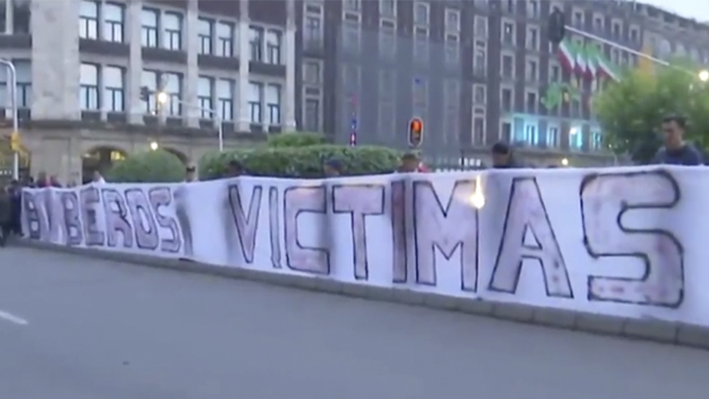 Exbomberos se manifiestan frente al Edificio de Gobierno capitalino