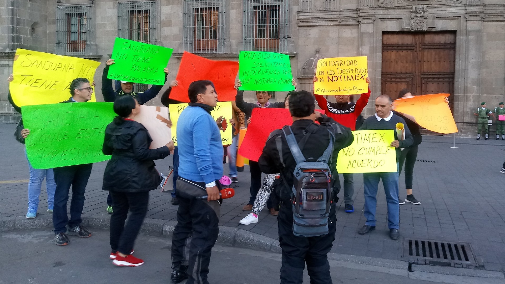 Ex empleados de Notimex se manifiestan en Palacio Nacional