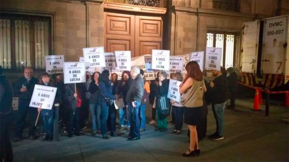 Extrabajadores de Mexicana se manifiestan en Palacio Nacional