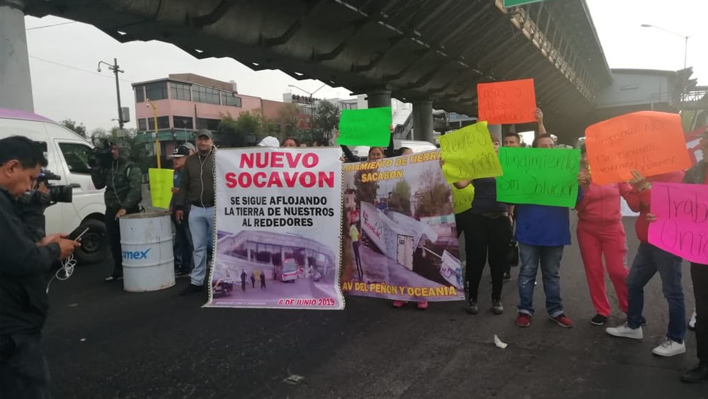 Bloquean carriles en ambos sentidos de avenida Oceanía