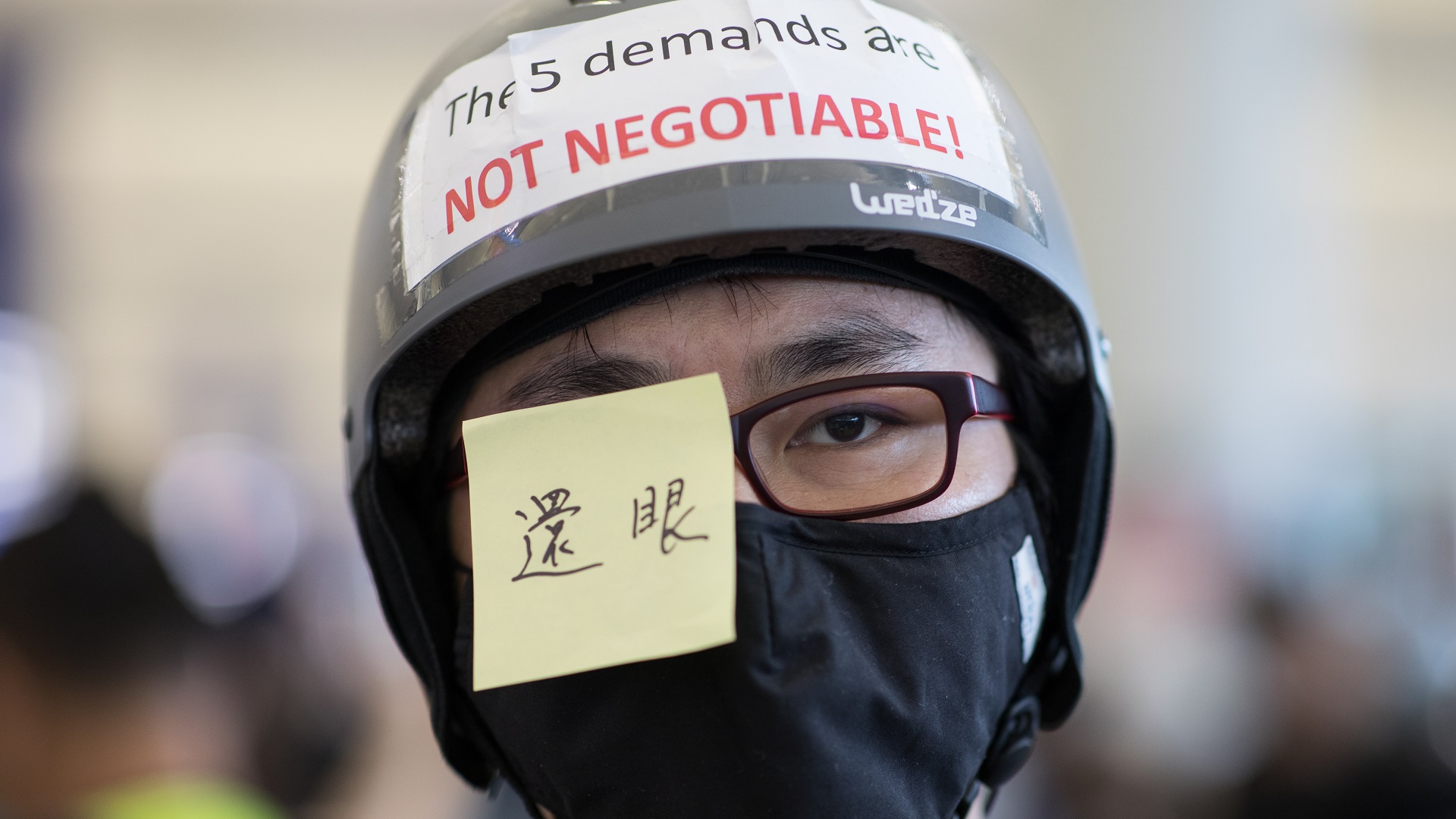 Aeropuerto de Hong Kong cancela vuelos por protestas - manifestantes-se-cubrieron-un-ojo-luego-de-que-un-hombre-fuera-herido-por-la-policia