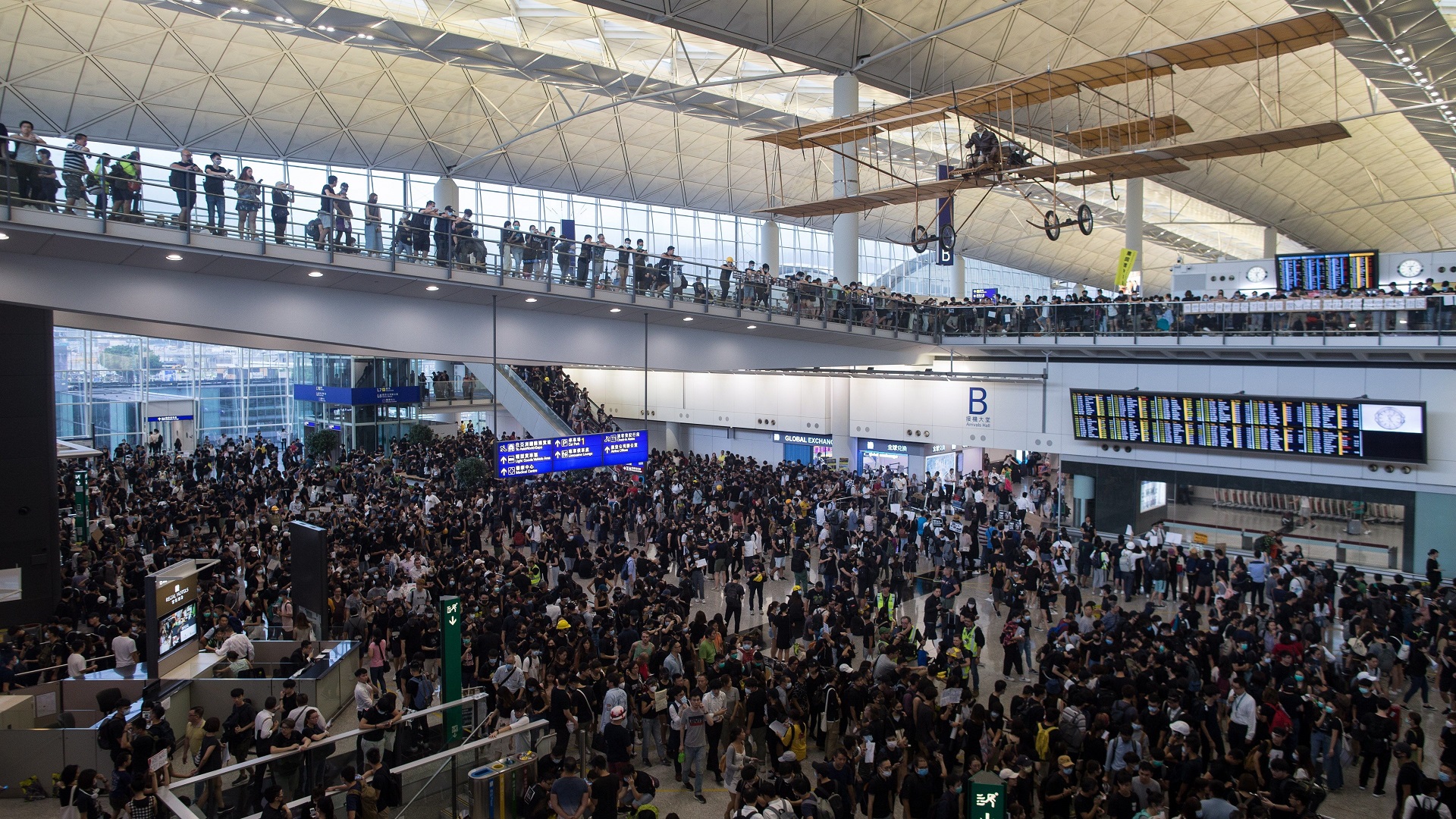 Aeropuerto de Hong Kong cancela vuelos por protestas