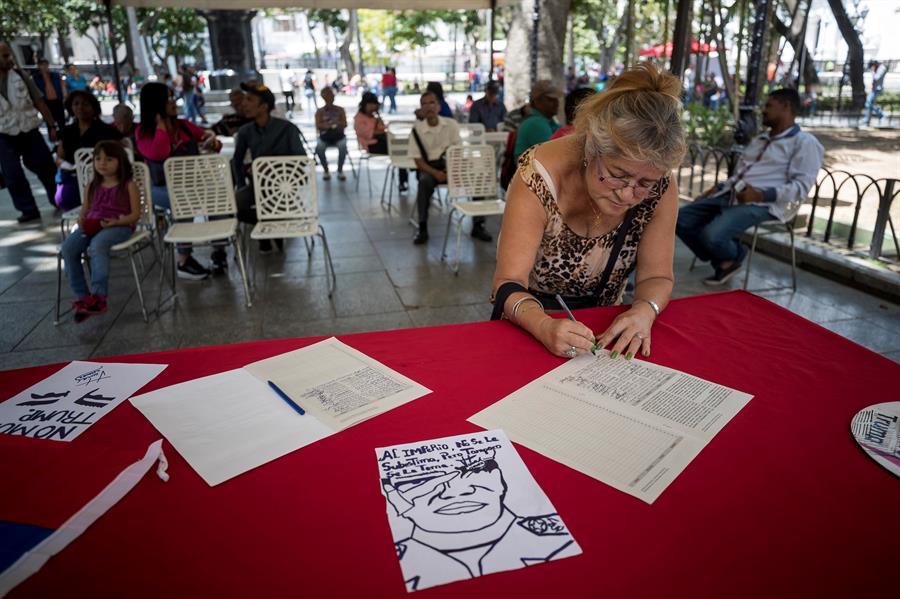 Continúa campaña "No más Trump" pese a contactos entre Venezuela y EE.UU. - manifestantes-venezuela-no-mas-trump