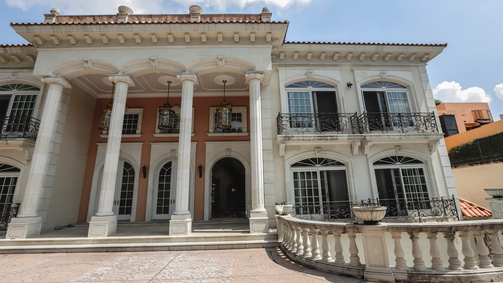 El empresario y banquero regio, Carlos Bremer, compró en 102 mdp la residencia de Zhenli Ye Gon