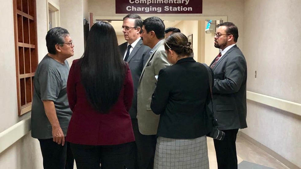 Ebrard visita en el hospital a víctimas de tiroteo en El Paso