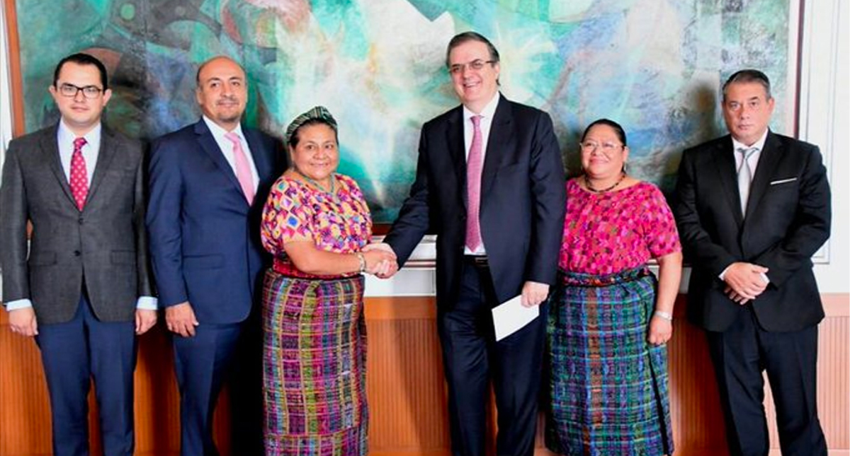 Marcelo Ebrard presenta Plan de Desarrollo Integral a Rigoberta Menchú