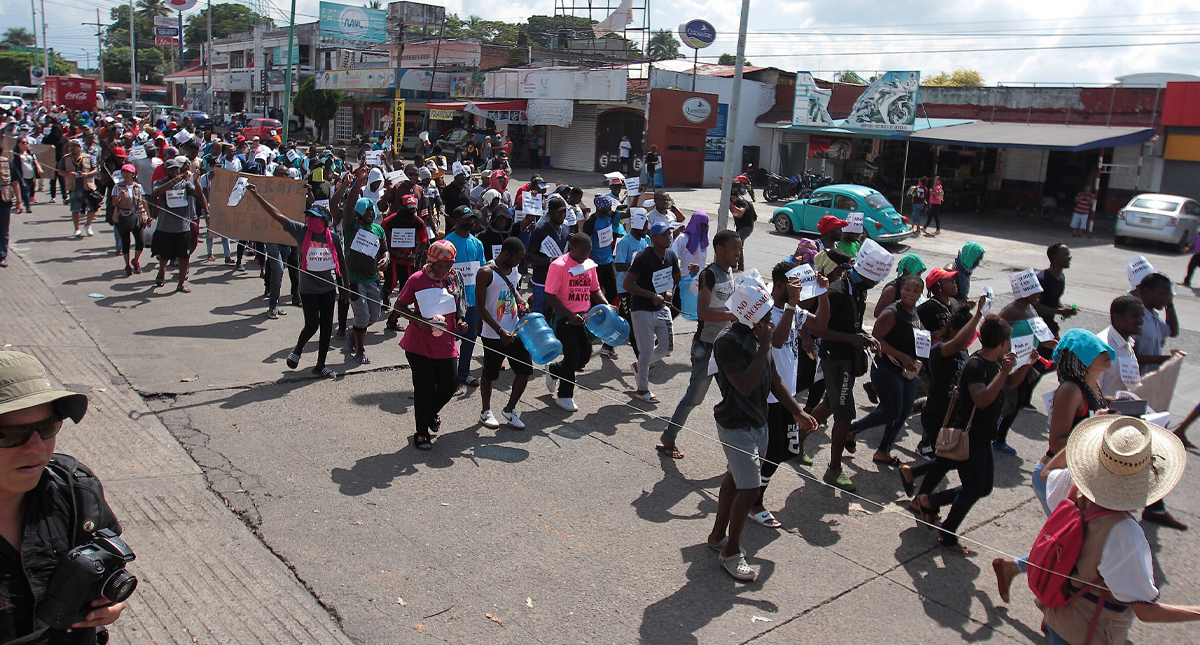 Migrantes africanos marchan al centro de Tapachula, Chiapas