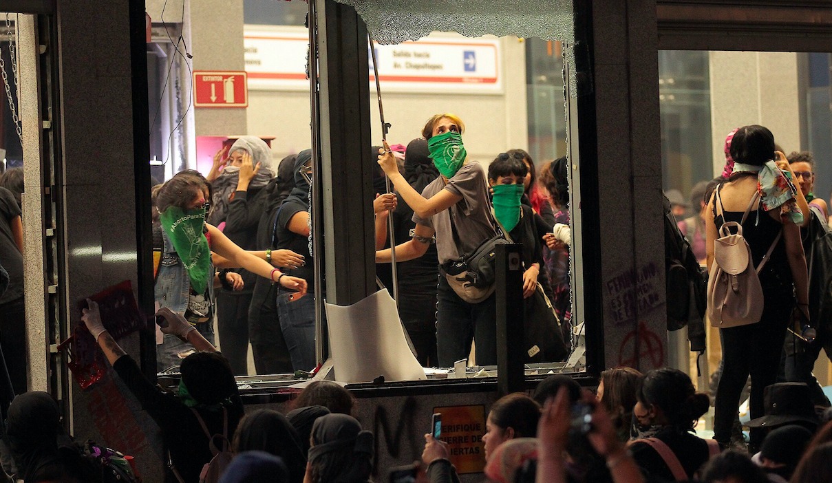 Investigan grupos de choque en manifestación feminista