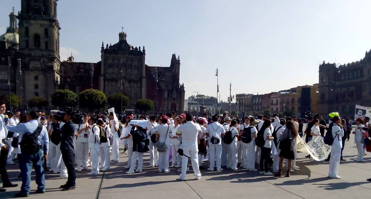 Protestan médicos en el Zócalo capitalino