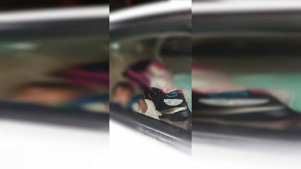 Policías rescatan a dos menores encerrados en auto por su madre - menores-al-interior-de-auto