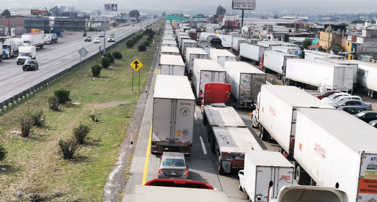 Continúa tránsito detenido en la autopista México-Querétaro