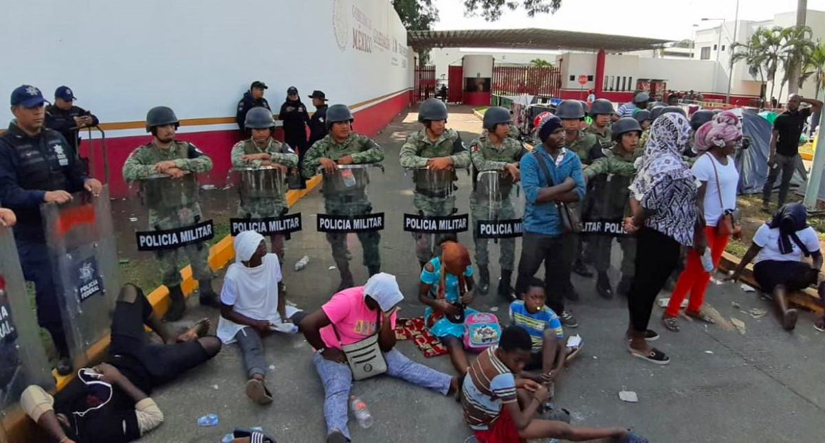 Migrantes africanos reinician protestas y bloquean estación migratoria de Chiapas