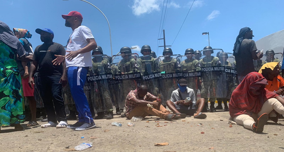 Choque entre policías y migrantes deja dos heridos en Tapachula