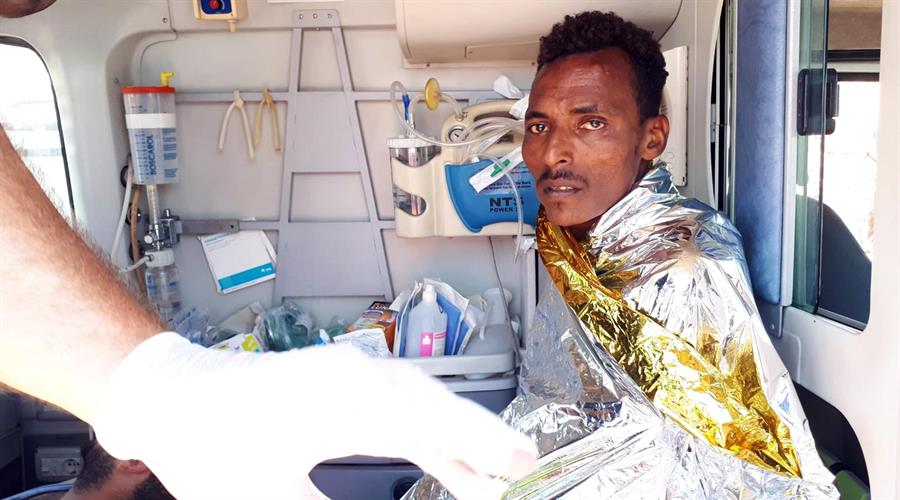 Migrantes saltan al agua desde el Open Arms para llegar a Italia - migrantes-opern-arms-lampedura