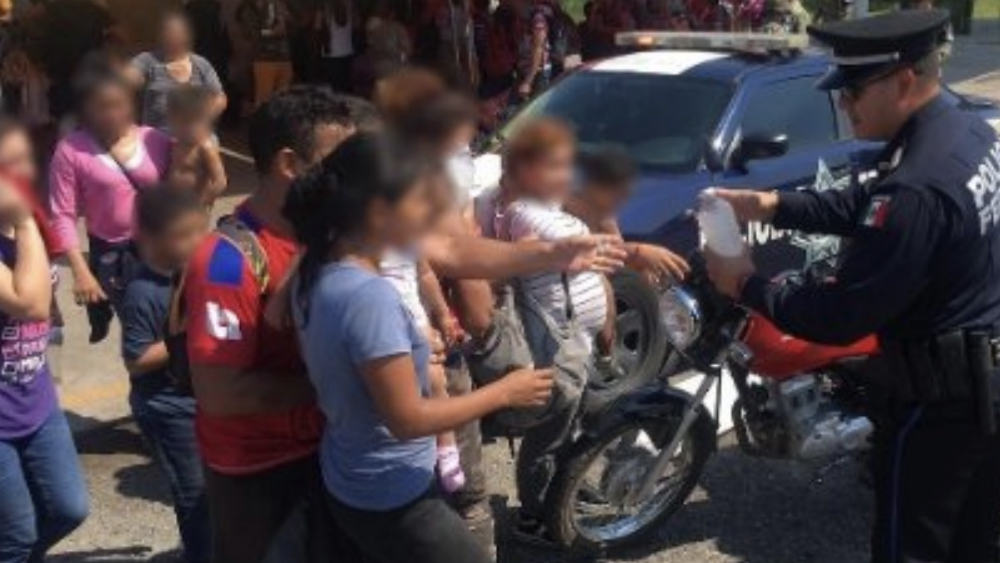 Rescatan a 99 migrantes centroamericanos que fueron abandonados en un camión en Tabasco