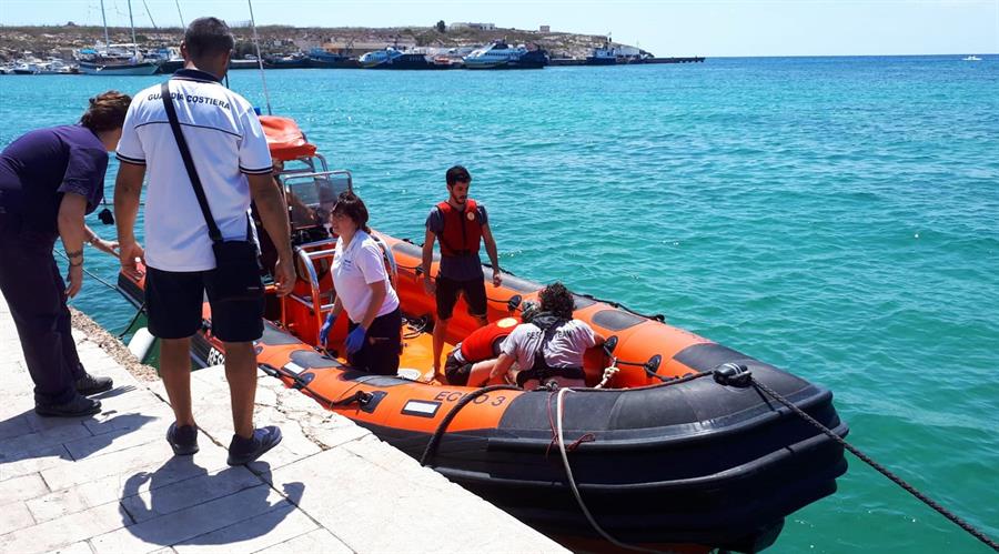 Migrantes saltan al agua desde el Open Arms para llegar a Italia - migrantes-se-lanzan-al-agua-desde-el-open-arms