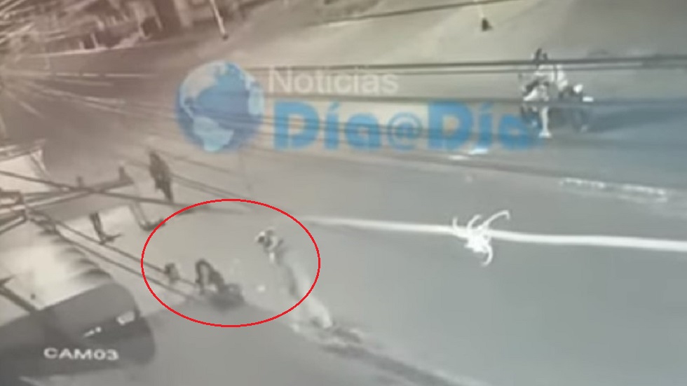 #Video Cantante asesina a ladrón que mató a su esposa durante asalto - momento-en-que-delincuente-intercepta-a-matrimono