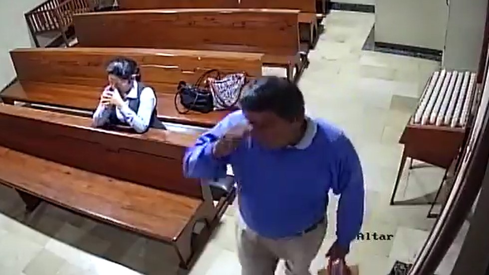 #Video Hombre roba a feligrés en iglesia - momento-en-que-ladron-se-persigna